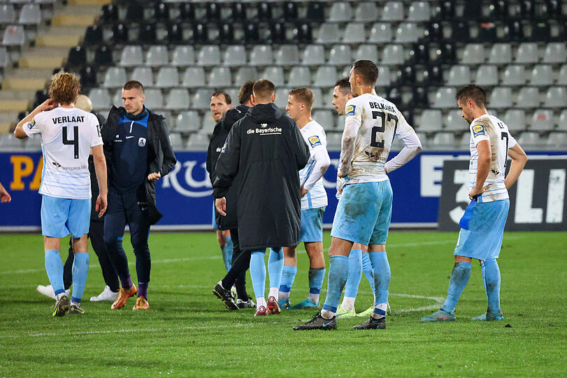 Wie begossene Pudel: Die Löwen nach der 0:2-Niederlage beim SC Freiburg II.