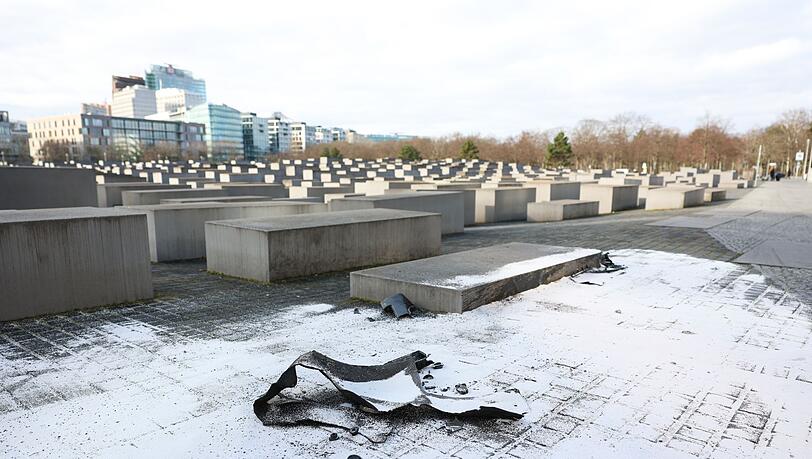 Nach dem Unfall: Trümmerteile des Autos am Berliner Holocaust-Mahnmal.