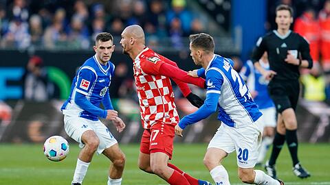 Ludovic Ajorque (M) und seine Mainzer nehmen einen Punkt aus Darmstadt mit.