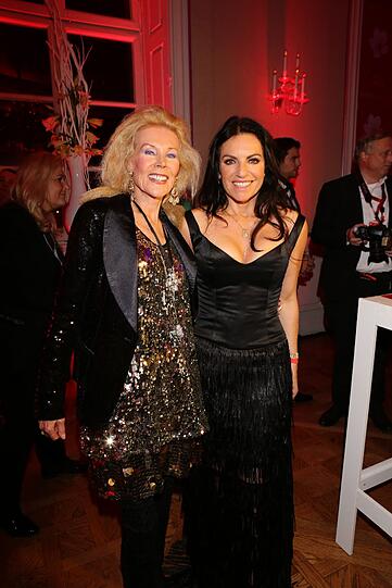 Herzliches Miteinander unter Schauspielerinnen: Birgit Bergen und Christine Neubauer auf der Charity-Gala "Mon Chéri Barbara-Tag" im Schloss Nymphenburg.