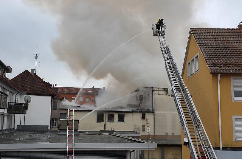 Einsatzkräfte der Feuerwehr löschen am 12.10.2013 einen Großbrand im Melodrom, einer Kombination aus Kino und Diskothek in Kaufbeuren-Neugablonz. In den Morgenstunden war in dort ein Feuer ausgebrochen.