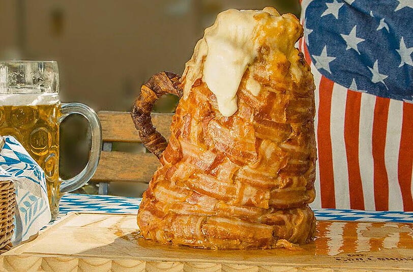Eine Maß aus Bacon, Hackfleisch und Käse: Ein Youtube-Griller hat in seiner Grillshow ein verrücktes Rezept zur Wiesn erfunden. Und es funktioniert wirklich!