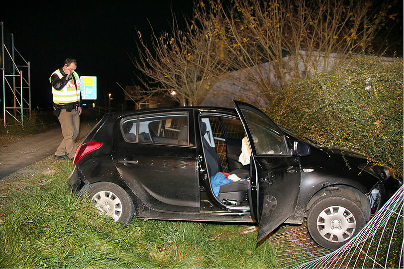 Ungebremst von der Straße in den Graben. Die Bilder vom Unfallort.