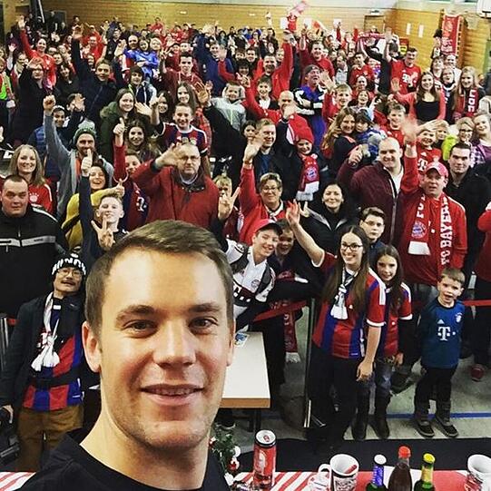 Bayern-Stars zum Anfassen: Die Bilder von den Adventsbesuchen bei den Fanclubs zum Durchklicken