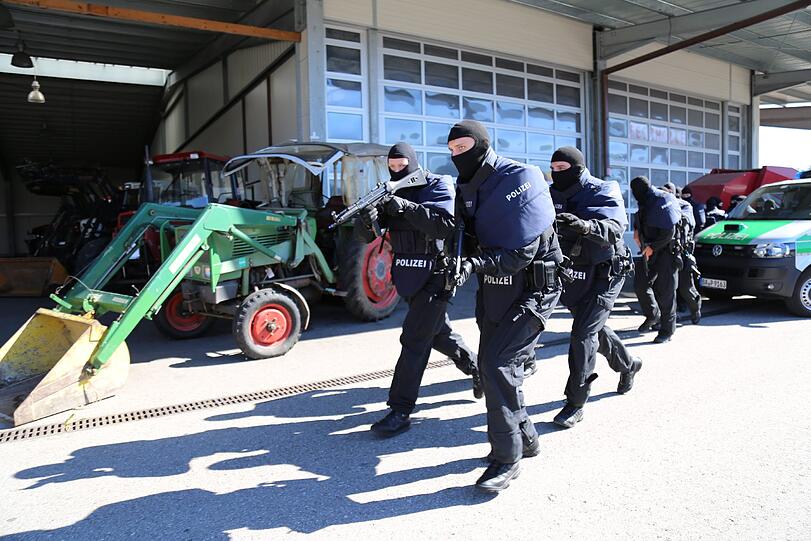 Feuer, Kunstblut und falsche Attentäter: Die Bilder vom Übungswochenende des MKT gibt's hier zum Durchklicken.