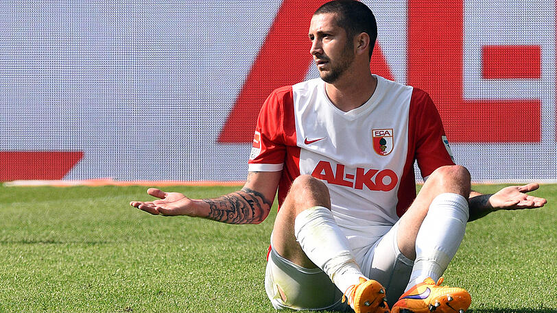 FC Augsburg (2011 - 2016): In der Saison 2012/13 erzielt er immerhin zehn Saisontore. Aber der heute 32-Jährige erlebt beim FC Augsburg nicht nur gute Zeiten. Ratlos ist er etwa am 16. Mai 2015 angesichts der 1:2-Niederlage gegen Hannover 96. In der Hinrunde der Spielzeit 2015/16 kommt er nur auf vier Einsätze.