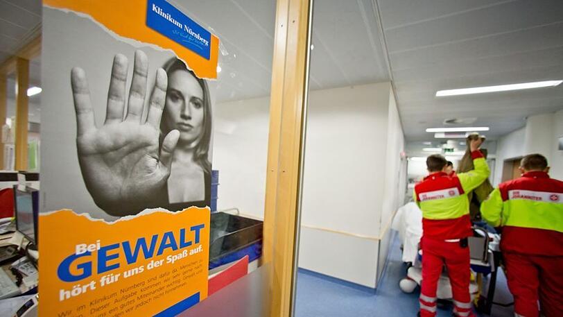 Ein Plakat mit der Aufschrift "Bei Gewalt hört für uns der Spaß auf" hängt in der Notaufnahme im Klinikum Nürnberg