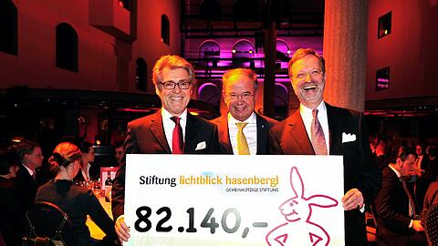 Die Stiftungsvorstände von Lichtblick Hasenbergl Hans-Robert Röthel (links) und Georg Randlkofer (rechts) freuen sich mit Sparkassen-Chef Harald Strötgen über den Erlös der Frühlingsgala.