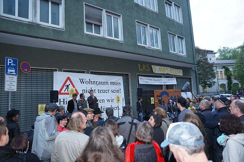 Wohnraum muss nicht teuer sein: Kundgebung in der Pestalozzistraße.