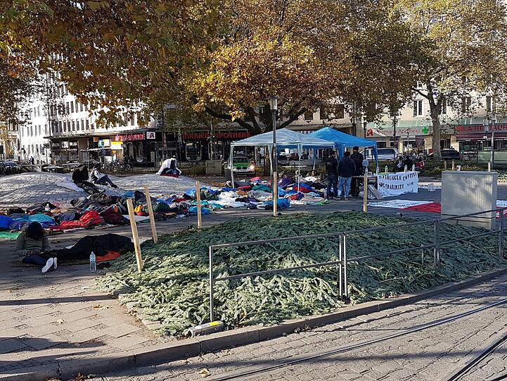 Für Bleiberecht protestieren die Flüchtlinge am Sendlinger Tor und gerechte Behandlung &ndash; immer noch, wieder.