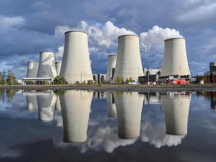 Blick auf Kühltürme des Braunkohlekraftwerkes. Der Energieverbrauch in Deutschland wird zurückgehen.