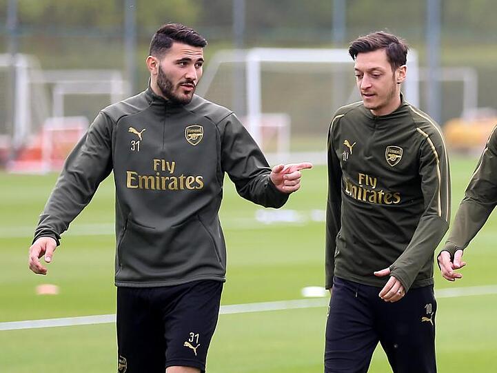 Sead Kolasinac (l) und Mesut Özil stehen nicht im Kader des FC Arsenal.
