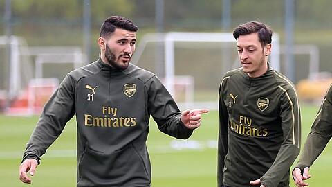 Sead Kolasinac (l) und Mesut Özil stehen nicht im Kader des FC Arsenal.
