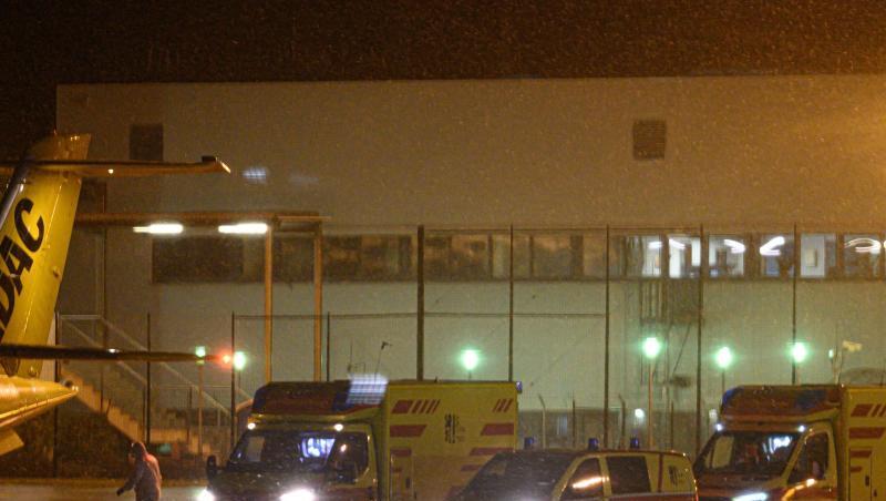Zwei Rettungswagen mit Corona-Patienten, die nach Bremen ausgeflogen werden, stehen in der Nacht auf dem Flufhafen Dresden International.