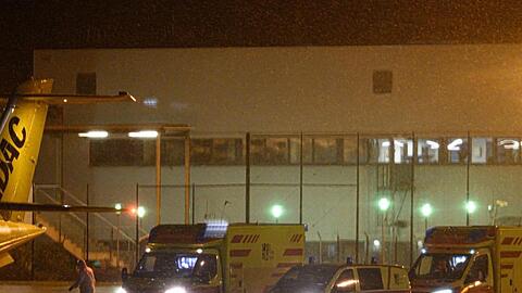 Zwei Rettungswagen mit Corona-Patienten, die nach Bremen ausgeflogen werden, stehen in der Nacht auf dem Flufhafen Dresden International.