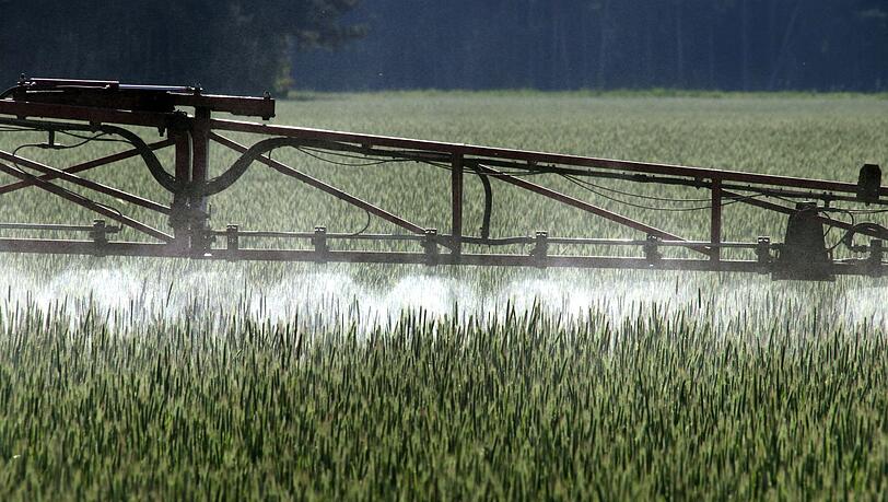 Der Einsatz von Chemikalien ist in der Landwirtschaft schon lange umstritten. Er schadet vielen Tierarten und ist auch für Menschen gesundheitsschädlich. (Symbolbild)