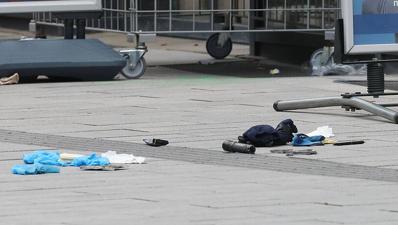 Die Polizei hat auf einer belebten Einkaufsstraße in Düsseldorf einen bewaffneten Mann niedergeschossen und schwer verletzt.