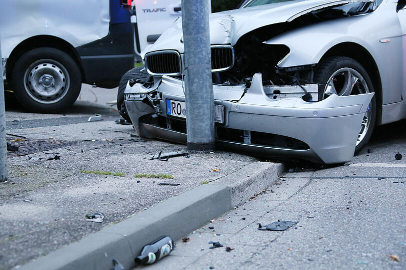 Ein Atemalkohol-Test bei dem BMW-Fahrer ergab einen Wert von 1,6 Promille, er wurde daraufhin von der Polizeistreife nach Mühldorf in Krankenhaus gebracht.