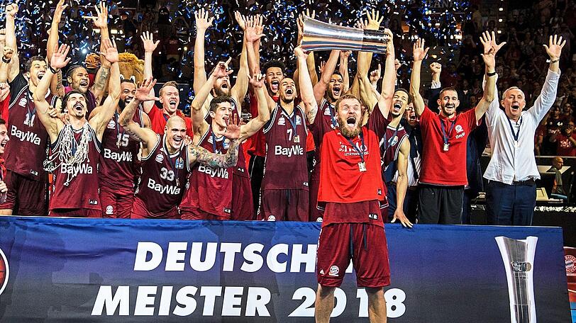 Der Moment des großen Triumphs der Bayern-Basketballer: Kapitän Anton Gavel stemmt die Meistertrophäe in die Höhe.