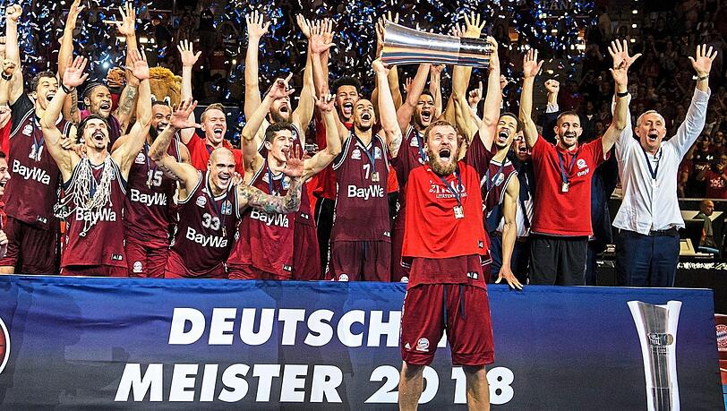 Der Moment des großen Triumphs der Bayern-Basketballer: Kapitän Anton Gavel stemmt die Meistertrophäe in die Höhe. Der Moment des großen Triumphs der Bayern-Basketballer: Kapitän Anton Gavel stemmt die Meistertrophäe in die Höhe.