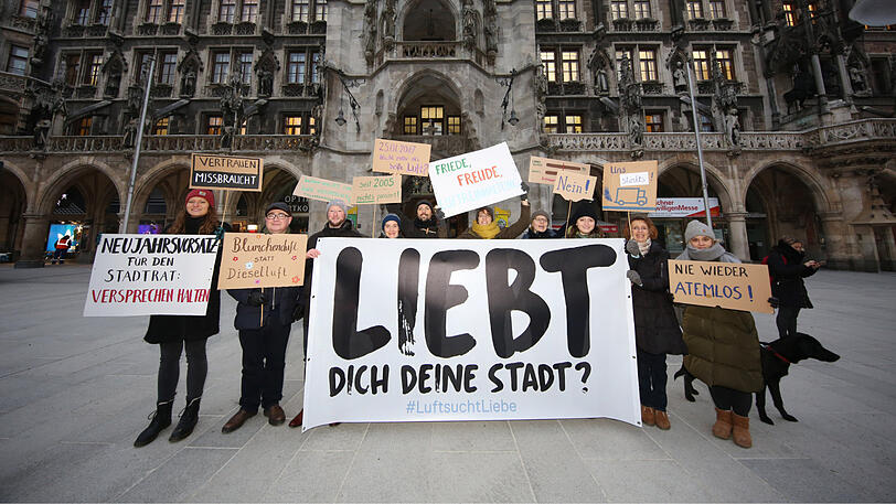 Green City protestiert vor dem Rathaus für saubere Luft.