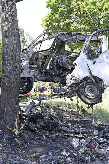 Der Klein-Lkw ist ein Wrack, der Fahrer überlebt mit schwersten Verletzungen. Die Bilder vom Unfallort bei Allershausen.