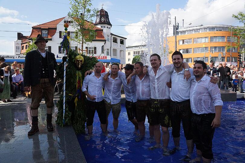 Die Moosacher freut's: Sie haben einen neuen Brunnen. Jetzt kann der Sommer - hoffentlich endlich - richtig starten.