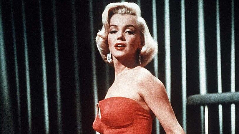 Schon früh betäubt sich Marilyn Monroe aus Frust über gescheiterte Ehen und nicht angemessener Würdigung ihrer Schauspielkünste mit Alkohol und Pillen. 1962, mit 36 Jahren, starb sie an einer Überdosis Schlaftabletten. Offiziell war es Selbstmord. Doch bis heute halten sich wüste Mord-Verschwörungstheorien.  Nachbarn in L.A. wollen beobachtet haben, dass die Blondine am Vorabend ihres Todes einen oder mehrere männliche Besucher empfangen hatte.