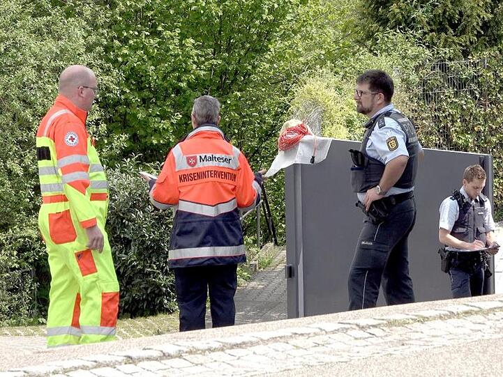 Polizisten und Rettungskräfte vor einem Wohnhaus in Tiefenbronn. Ein Familienvater soll hier seine Frau und seinen Sohn getötet haben.
