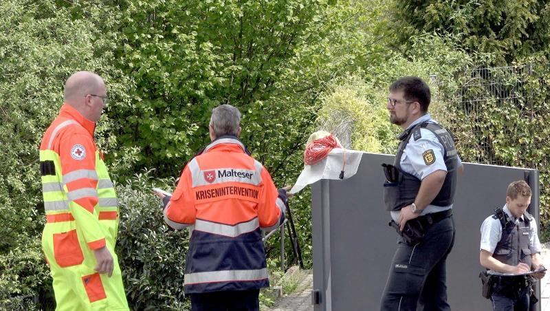 Polizisten und Rettungskräfte vor einem Wohnhaus in Tiefenbronn. Ein Familienvater soll hier seine Frau und seinen Sohn getötet haben. Polizisten und Rettungskräfte vor einem Wohnhaus in Tiefenbronn. Ein Familienvater soll hier seine Frau und seinen Sohn getötet haben.