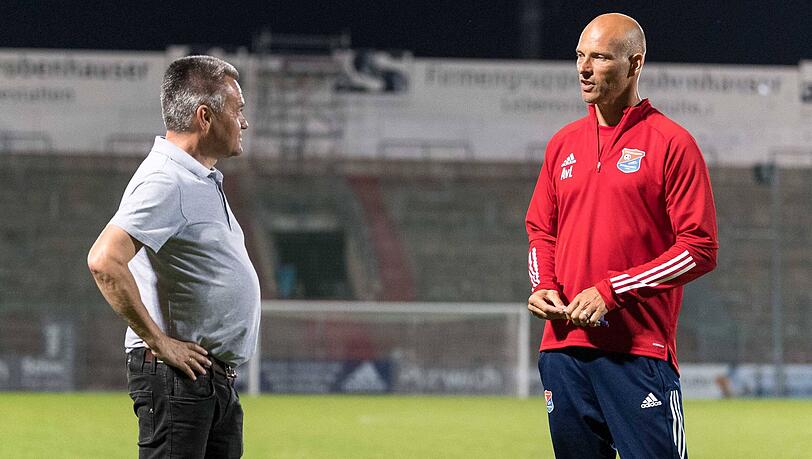 Schlechte Nachrichten für Klubpräsident Manfred Schwabl (links) und Trainer Arie van Lent: Das zuständige Gesundheitsamt hat eine Corona-Quarantäne für den kompletten Spieltagskader der SpVgg Unterhaching sowie die Mitglieder des Trainer- und Betreuerstabs verhängt.