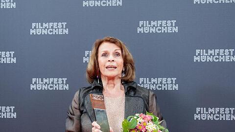 Senta Berger hält auf dem Filmfest München ihre Auszeichnung in den Händen.