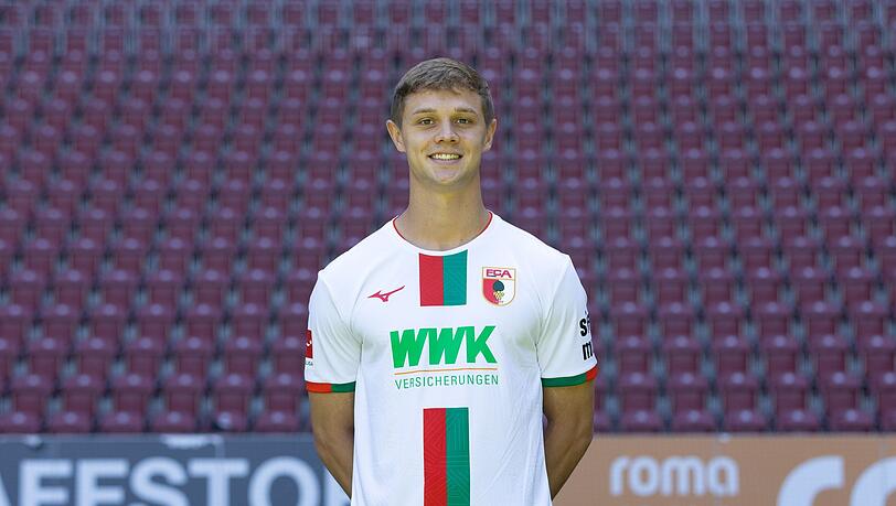 Robert Gumny bei einem Fototermin für den FC Augsburg. Robert Gumny bei einem Fototermin für den FC Augsburg.