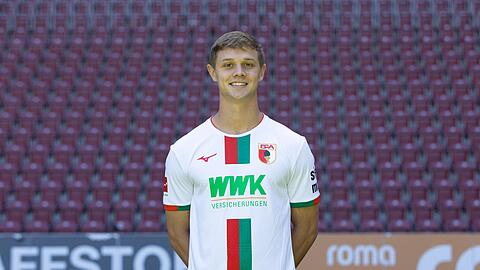 Robert Gumny bei einem Fototermin für den FC Augsburg.