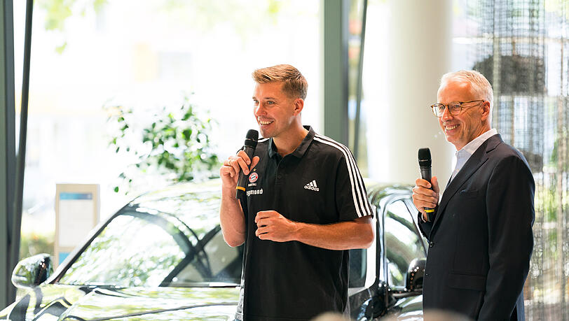 Der ehemalige FC Bayern Basketballprofi Steffen Hamann und Bernd Döpke, Leiter von BMW München, beim motivierenden Austausch mit den Auszubildenden. Der ehemalige FC Bayern Basketballprofi Steffen Hamann und Bernd Döpke, Leiter von BMW München, beim motivierenden Austausch mit den Auszubildenden.