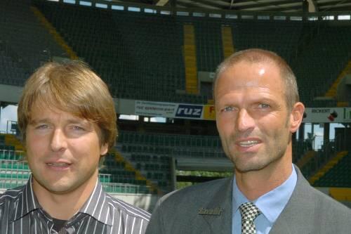 Zwei, die sich verstehen - und am Freitag gegeneinander antreten müssen: Club-Trainer Michael Oenning (links) und Augsburgs Coach Holger Fach