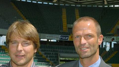 Zwei, die sich verstehen - und am Freitag gegeneinander antreten müssen: Club-Trainer Michael Oenning (links) und Augsburgs Coach Holger Fach