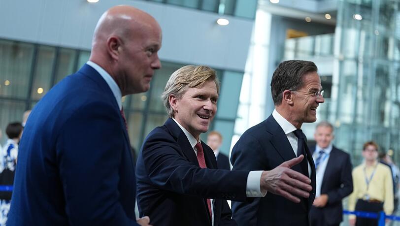 US-Verteidigungsstaatssekret&auml;r Elbridge Colby traf in Br&uuml;ssel unter anderem Nato-Generalsekret&auml;r Mark Rutte (r) und US-Nato-Botschafter Matthew Whitaker.