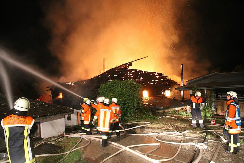 Feuerwehrleute löschen in der Nacht zum 04.07.2013 den Brand auf einem Gestüt in Pfarrkirchen. Nach Angaben der Polizei ist ein Sachschaden von mehreren Millionen Euro entstanden.