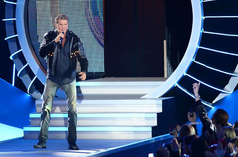 Zum Schluss kommt das große Highlight: Als Rettungsschwimmer, Sänger und Wiedervereinigungskünstler war David Hasselhoff unterwegs. Jetzt zieht der Weltstar in das deutsche "Promi Big Brother"-Haus.