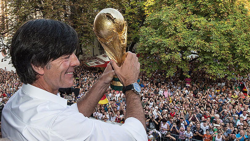 Mach's nochmal Jogi! Joachim Löw bleibt bis zur WM 2018 Trainer der DFB-Elf. Mach's nochmal Jogi! Joachim Löw bleibt bis zur WM 2018 Trainer der DFB-Elf.