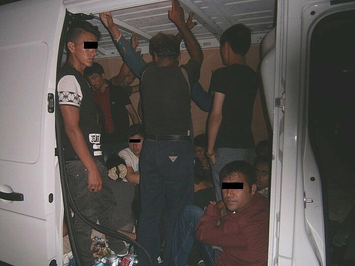 Menschenunwürdig: In diesem Kastenwagen pferchte der Schleuser 36 Menschen ein.