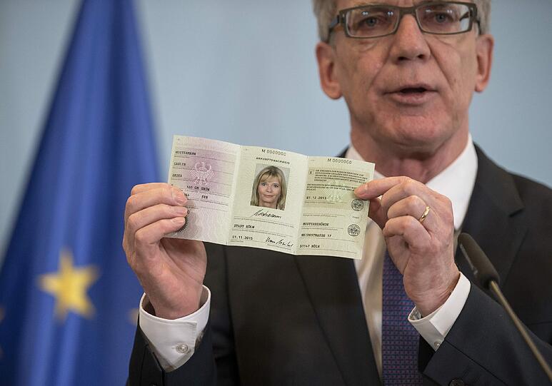 &bdquo;Erika Mustermann&ldquo;: Bundesinnenminister Thomas de Maiziere (CDU) zeigt den neuen Flüchtlingsausweis.