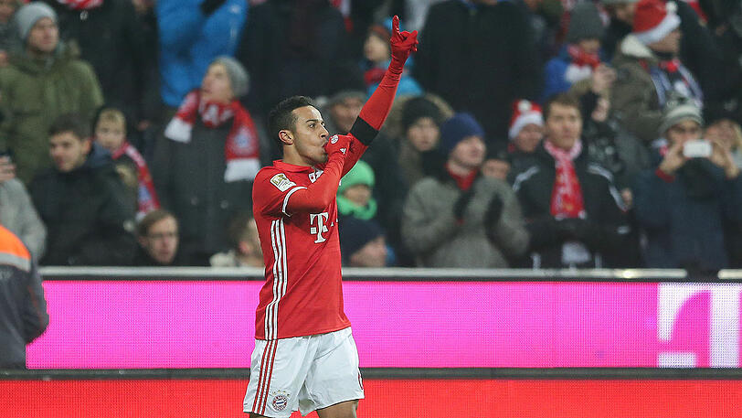 Dezember 2016, die Bayern spielen gegen RB Leipzig und Thiago erzielt ein Tor. Der Spanier jubelt und nuckelt am Daumen.