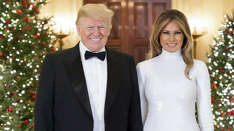 Donald und Melania Trump posieren im festlich geschmückten Weißen Haus
