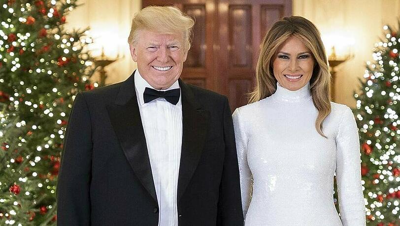 Donald und Melania Trump posieren im festlich geschmückten Weißen Haus Donald und Melania Trump posieren im festlich geschmückten Weißen Haus