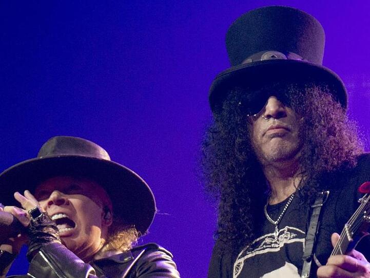 Axl Rose (l) und Gitarrist Slash (Saul Hudson) werden auch in Hamburg und München zusammen auftreten.