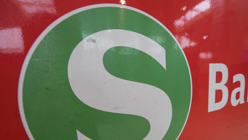 Das Logo der S-Bahn. Foto: Boris Roessler/dpa/Archivbild Das Logo der S-Bahn. Foto: Boris Roessler/dpa/Archivbild
