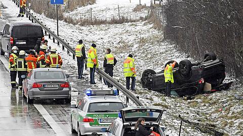 Bei dem Unfall landete der SUV auf dem Dach.