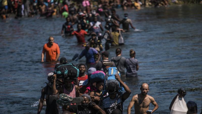 Migranten waten durch den Rio Grande und hoffen auf Zuflucht in den USA.